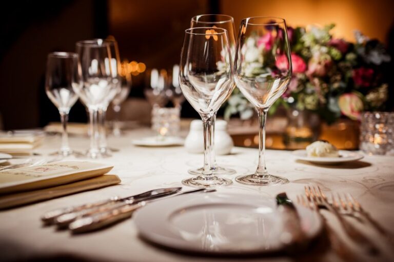 Empty-glasses-in-restaurant